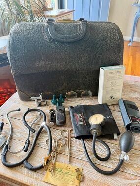 🩺Vintage Walrus Leather Doctor Bag Kit - Tycos BP Cuff & Fleischer Stethoscope🩺